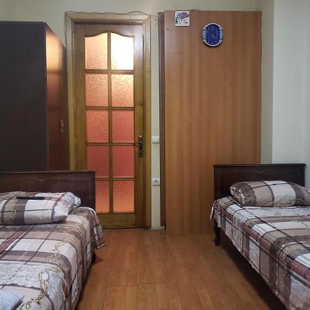 Intercity Hostel バトゥーミ エクステリア 写真
