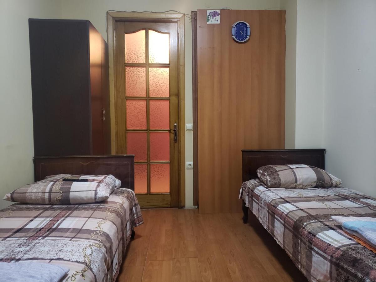 Intercity Hostel バトゥーミ エクステリア 写真