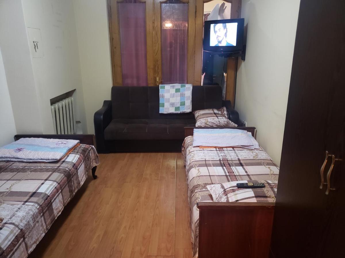 Intercity Hostel バトゥーミ エクステリア 写真