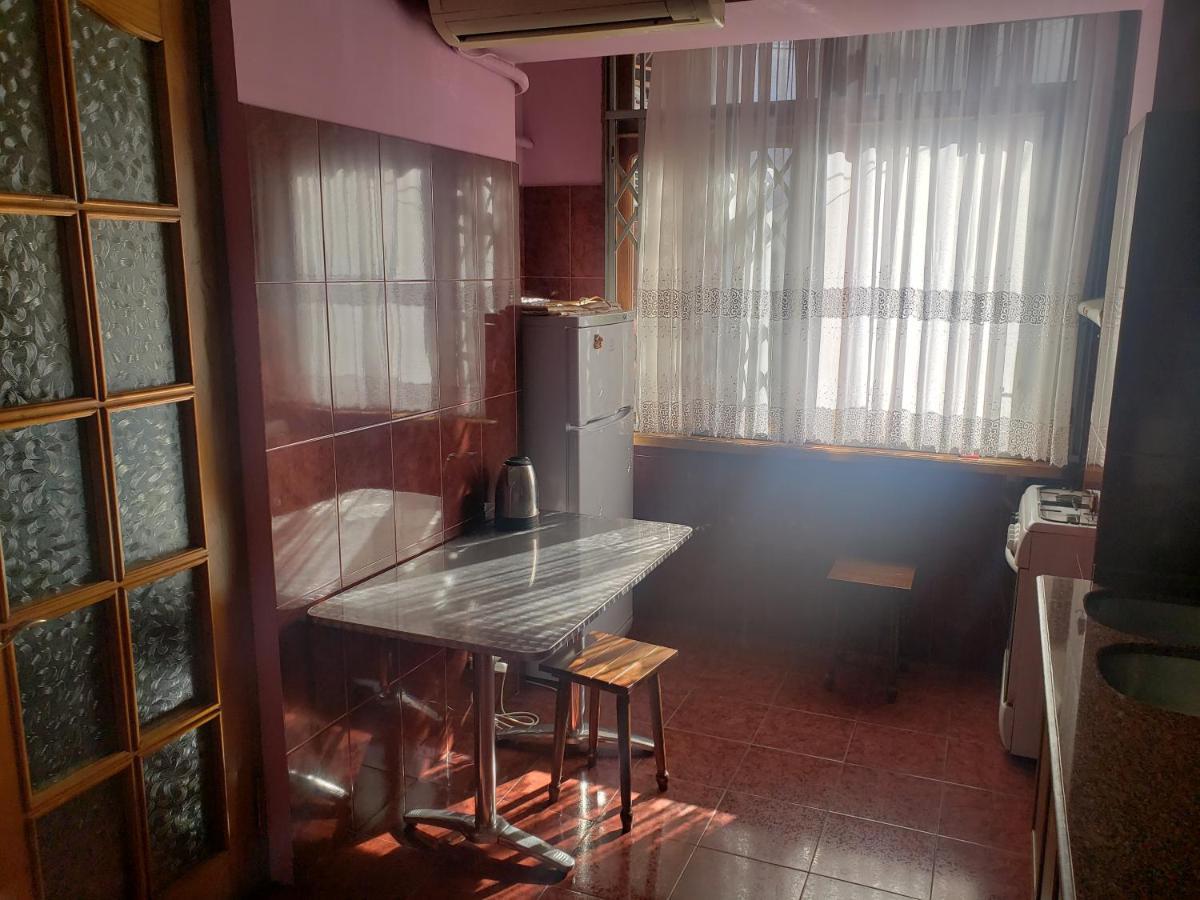 Intercity Hostel バトゥーミ エクステリア 写真