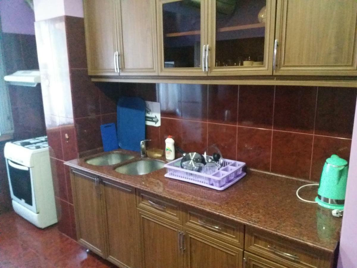 Intercity Hostel バトゥーミ エクステリア 写真