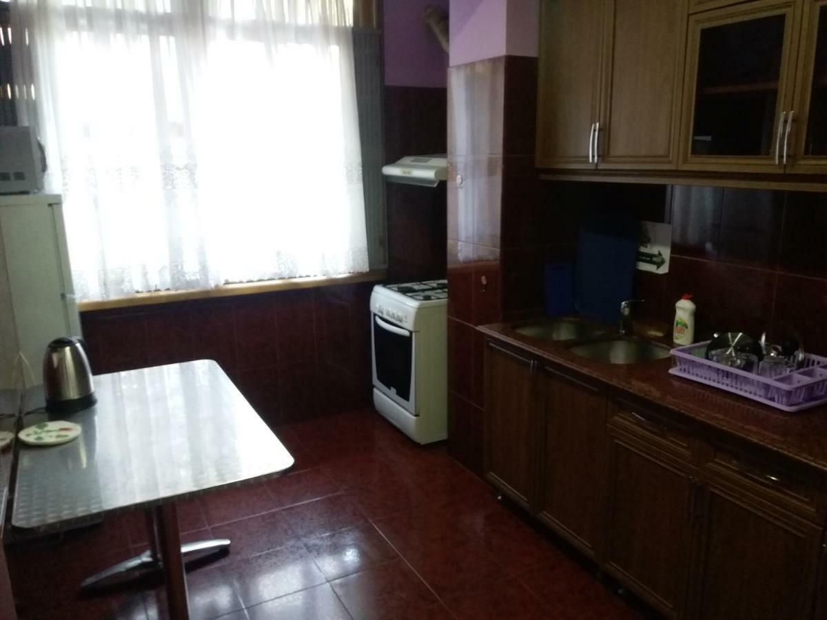 Intercity Hostel バトゥーミ エクステリア 写真